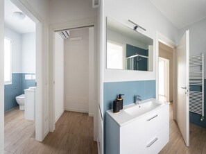 Douche, sèche-cheveux, serviettes fournies