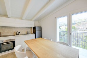 Fridge, oven, stovetop, dishwasher - Maison Bellini 3 with pool and near to the lake (Toscolano-Maderno)