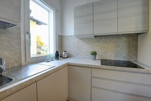 Een koelkast, een oven, een kookplaat, een vaatwasser