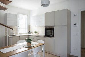 Refrigerador, horno, lavavajillas y cafetera y tetera 