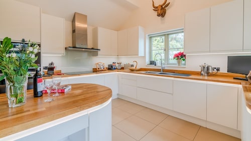 Woodside Cottage - sleeps 8 guests  in 4 bedrooms