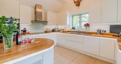 Woodside Cottage - sleeps 8 guests  in 4 bedrooms