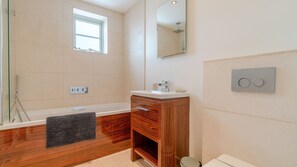 Combined shower/bathtub, rainfall showerhead, hair dryer, towels