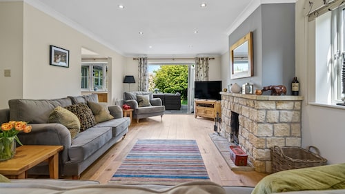 Woodside Cottage - sleeps 8 guests  in 4 bedrooms