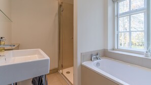 Bathtub, hair dryer, towels - Manor Lodge Cottage - sleeps 4 guests  in 2 bedrooms (Paxford)