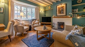TV, fireplace, DVD player - Manor Lodge Cottage - sleeps 4 guests  in 2 bedrooms (Paxford)