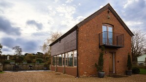 A brick house with a large window and a balcony. - Granary at Rectory Farm - sleeps 5 guests  in 3 bedrooms (Shipston-on-Stour)