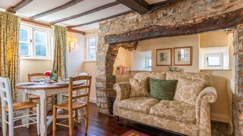 Corner Cottage - sleeps 4 guests  in 2 bedrooms