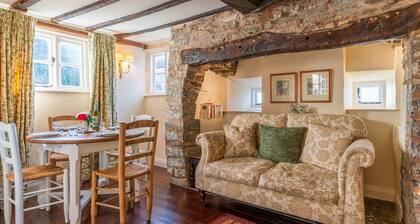 Corner Cottage - sleeps 4 guests in 2 bedrooms