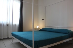 1 dormitori, planxa i posts de planxar i wifi