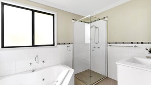 Badewanne, Haartrockner, Handtücher