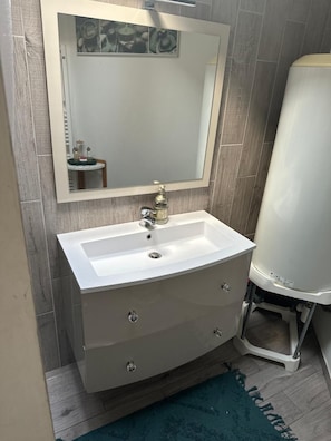 Regadera, jabón, papel de baño 