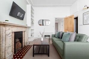 Apartment | Wohnbereich | 32-Zoll-Fernseher mit Kabelempfang, Netflix, Streaming-Dienste
