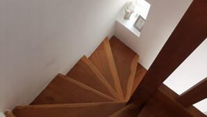 A wooden staircase with a small window at the top. - Cosy apartment in the heart of Bayeux (Bayeux)
