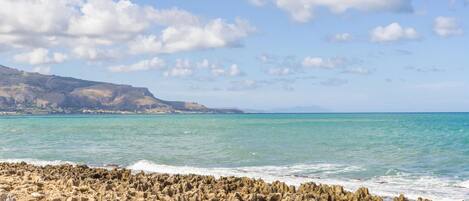 Una spiaggia nelle vicinanze