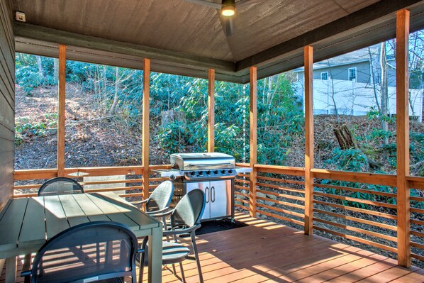 Outdoor dining - Modern Escape🌲 Stylish, Wooded Setting + Biltmore Pass | S. Asheville (Asheville)