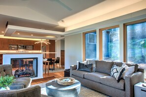 Smart TV, fireplace, books, stereo - Modern Escape🌲 Stylish, Wooded Setting + Biltmore Pass | S. Asheville (Asheville)