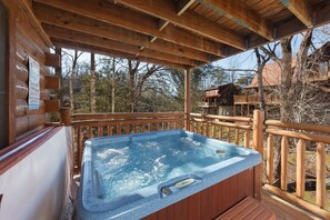 Property grounds - 3 BR w/ Hot Tub, WiFi, Pool Access, Close to Town, Free Attraction Tickets Daily (Pigeon Forge)