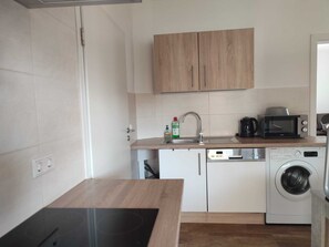 Fridge, microwave, oven, stovetop - Vacation apartment Haus Merle, Siedlung 7 in 37276 Meinhard (Meinhard)