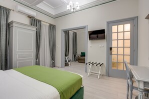Grand Suite with Balcony | Literie hypoallergénique, coffre-fort, ameublement unique, bureau