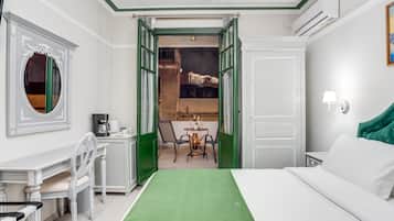 Pandrosos Suite Partial Acropolis View & Terrace | 1 sovrum, allergitestade sängkläder och värdeförvaringsskåp på rummet