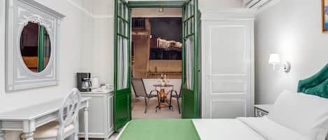 Pandrosos Suite Partial Acropolis View & Terrace