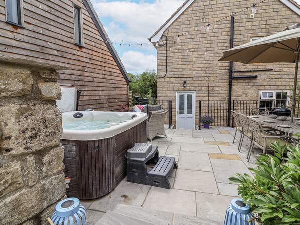 Outdoor dining - The Stable House (Sherborne)