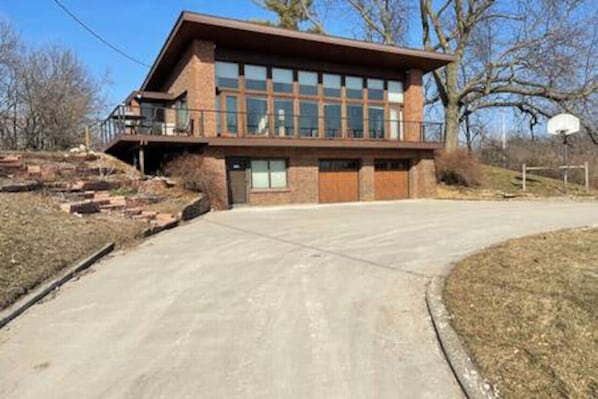 Exterior - Beautiful Home in Town Acreage (Altoona)