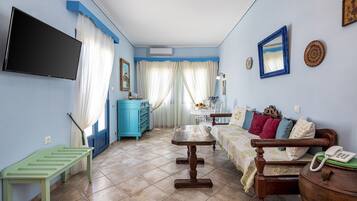 Junior-Suite | Wohnbereich | 32-Zoll-Flachbildfernseher mit Kabelempfang, Fernseher