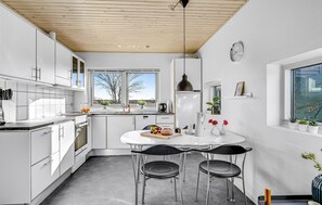 Refrigerador, parrilla de estufa, lavavajillas y cafetera y tetera 