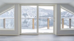 A room with large windows offering a view of a snowy mountain and a lake. - Lovely home in Masfjordnes with WiFi (Masfjordnes)