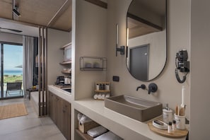 Suite Deluxe | Salle de bain | Douche, articles de toilette gratuits, sĂšche-cheveux