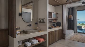 Suite Premium | Baño | Regadera, amenidades de baño gratuitas, secadora de cabello, toallas