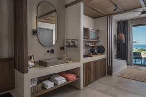 Premium suite | Badkamer | Een douche, gratis toiletartikelen, een haardroger, handdoeken
