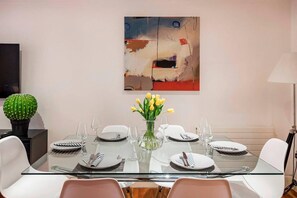 Apartment, Mehrere Betten | Essbereich im Zimmer