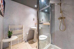 Apartment, Mehrere Betten | 3 Schlafzimmer, kostenloses WLAN, Bettwäsche