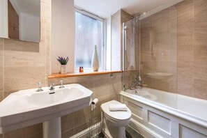 Bathroom - Lovely 3-bed Apartment in London (London)