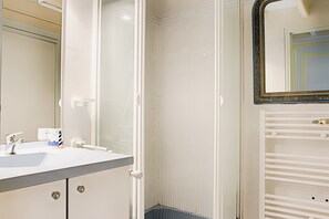 Bathtub, hair dryer - House for 6 in the heart of Saint Martin (Saint-Martin-de-Ré)