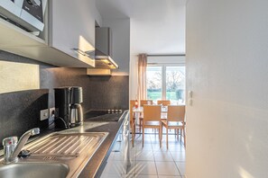 Réfrigérateur, micro-ondes, cafetière/bouilloire, bouilloire électrique