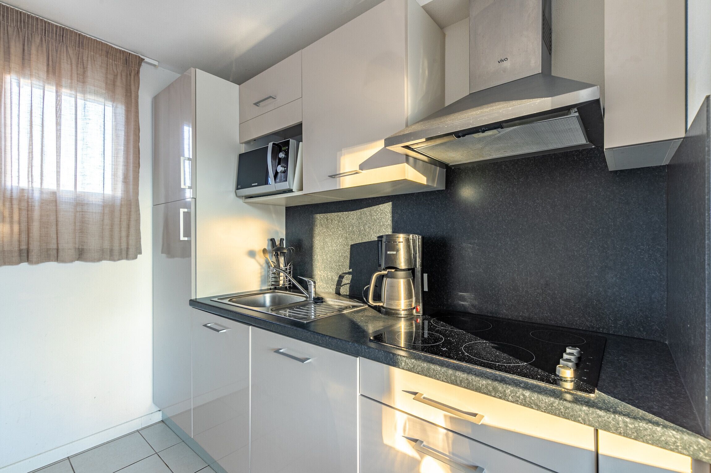 Réfrigérateur, micro-ondes, cafetière/bouilloire, bouilloire électrique