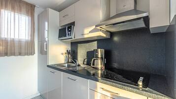 Réfrigérateur, micro-ondes, cafetière/bouilloire, bouilloire électrique