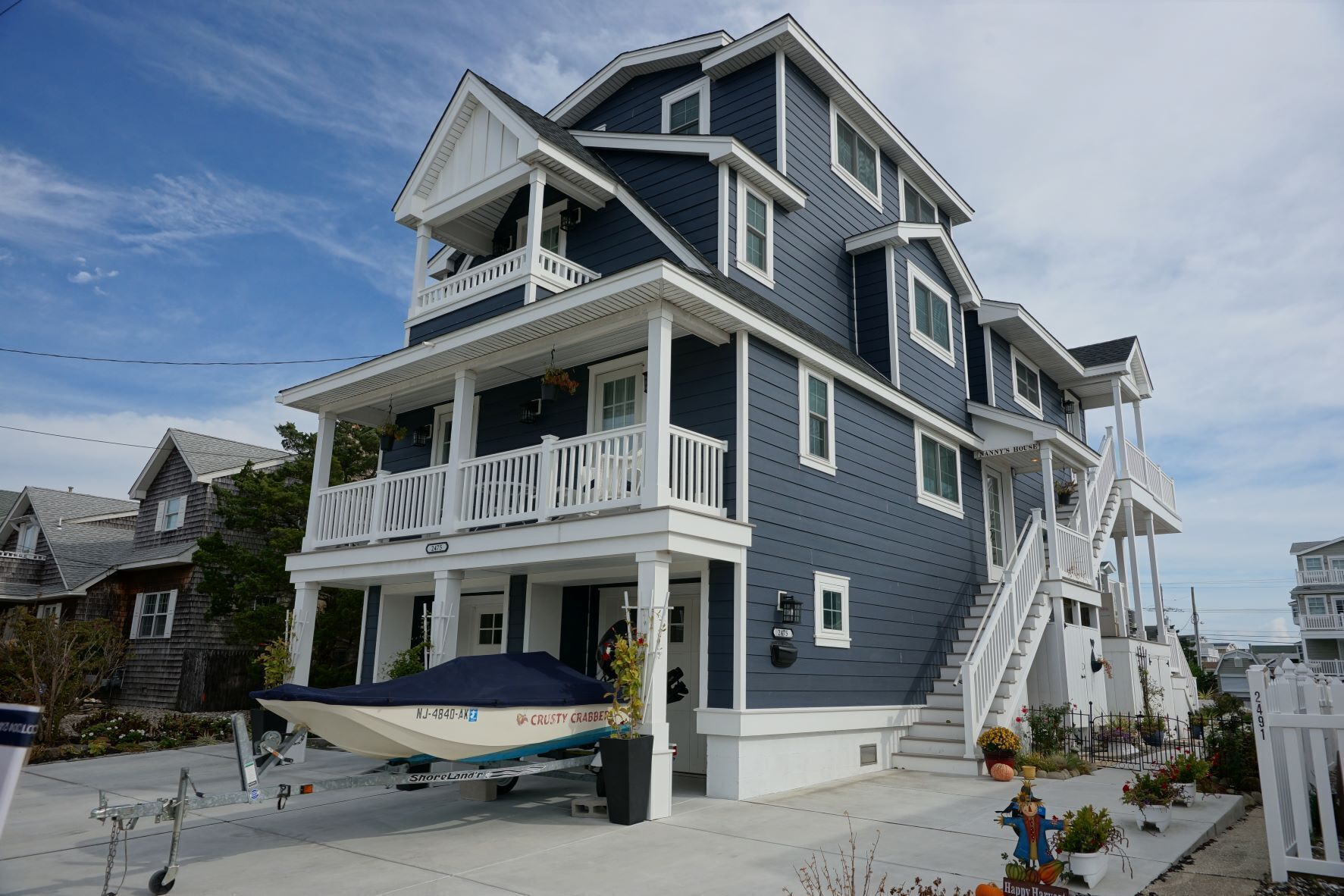 Enjoy water views from the deck overlooking the bay, or get close to the action on the bayfront dock.