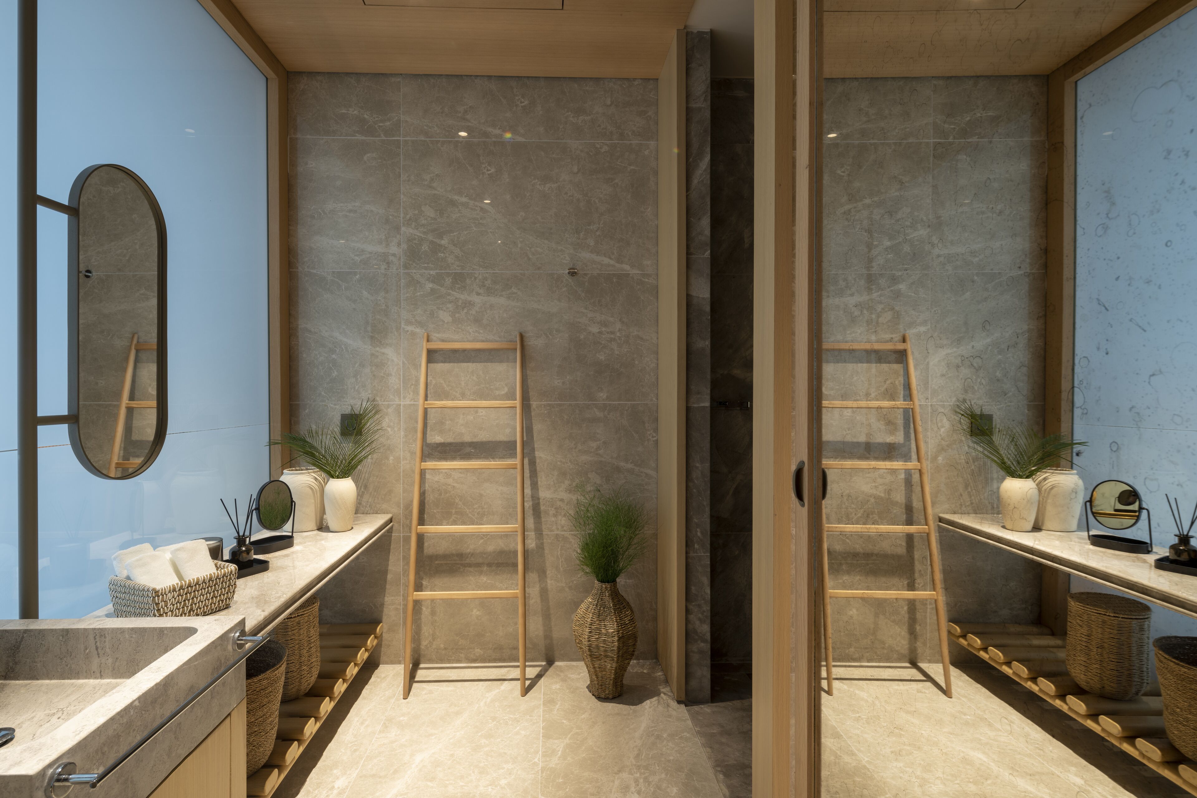 Articles de toilette de luxe, sèche-cheveux, peignoirs, chaussons