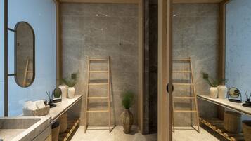 Articles de toilette de luxe, sĂšche-cheveux, peignoirs, chaussons