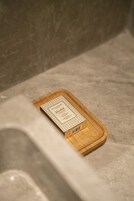 Una bandeja de madera con una etiqueta en un baño.
