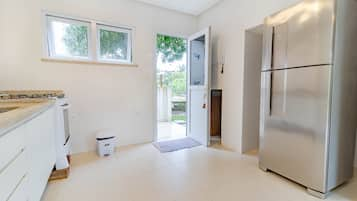 Apartment | Private kitchen | Oven, stovetop, cookware/dishes/utensils