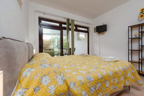 A bedroom with a bed, a television, and a window with a view of the outdoors. - Villa Petra Zadarvillas (Bibinje)