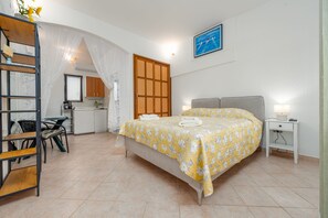 A bedroom with a bed, a desk, and a chair. - Villa Petra Zadarvillas (Bibinje)