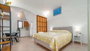 Ein Schlafzimmer mit einem Bett, einem Schreibtisch und einem Stuhl.