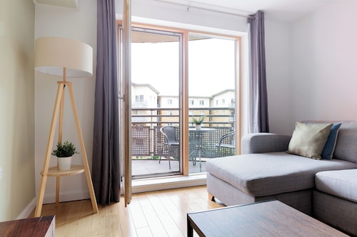 Beautiful Bow Apartment